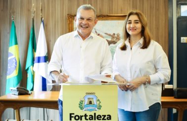 Sarto sanciona lei que cria vagas para concurso de professores em Fortaleza