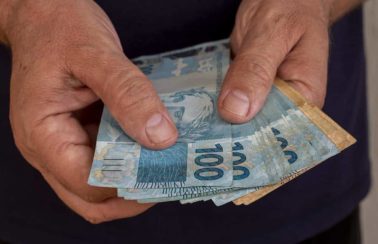Mais de um terço das famílias relata queda da renda mensal no primeiro trimestre, aponta pesquisa