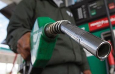 Preço do diesel nos postos marca novo recorde; gasolina recua