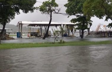 Muro do Aeroporto do Recife cede com a chuva deste sábado (28)