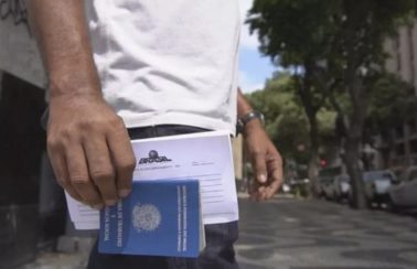 Desemprego cai para 10,5% em abril e atinge 11,3 milhões, diz IBGE