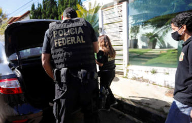 Mulher é presa no Aeroporto do Recife ao tentar levar para a França 4,6 quilos de cocaína em forro de bagagem, diz PF