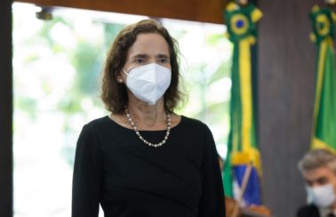 Izolda Cela anuncia redução do ICMS dos combustíveis no Ceará