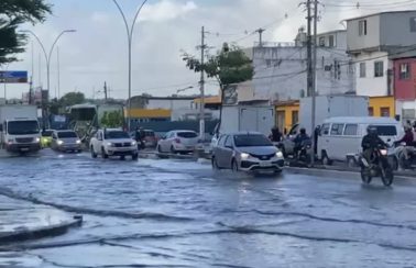 Mesmo sem chuva, Avenida Recife tem alagamentos e registra engarrafamento