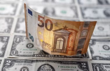 Euro e dólar têm o mesmo valor pela 1ª vez em 20 anos