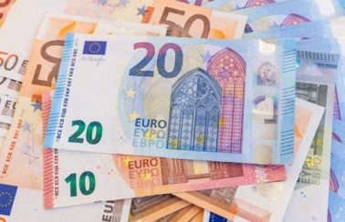 Euro cai abaixo do valor do dólar pela 1ª vez em 20 anos