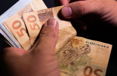 Salário mínimo deve superar R$ 1.300 no próximo ano