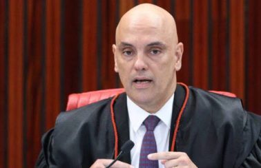Moraes dá dois dias para Bolsonaro se manifestar em ação da oposição no TSE contra discursos de ódio