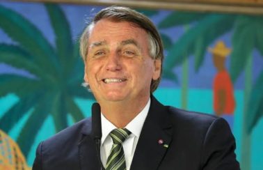 ‘Não dormi a noite toda, febre, gripe’, relata Bolsonaro a apoiadores