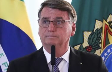 Deputados pedem ao STF investigação de Bolsonaro por ataque ao sistema eleitoral em reunião com embaixadores