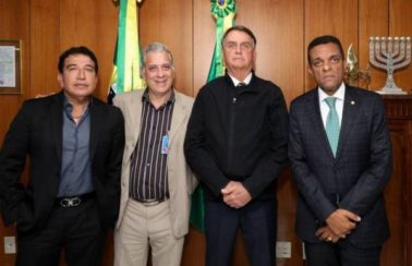 Bolsonaro se reúne com irmão de petista morto e pede desculpa por fake news