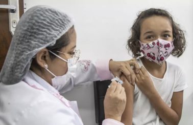 Fortaleza aplica 3ª dose em crianças de 5 a 11 anos a partir desta quinta-feira