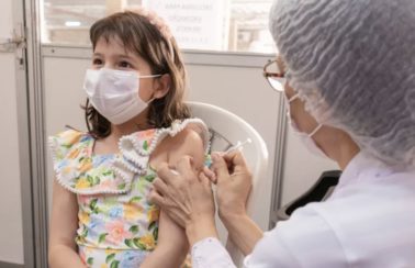 Fortaleza suspende 3ª dose da vacina contra Covid em crianças por falta de orientação da Anvisa