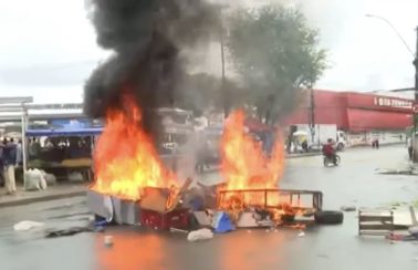 Ambulantes fazem protesto em Salvador após retirada de barracas na feira livre de Cajazeiras