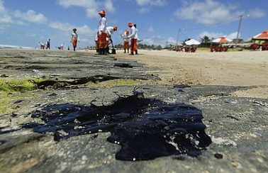 Manchas de óleo são registradas por moradores em manguezal e praias na região de Salvador
