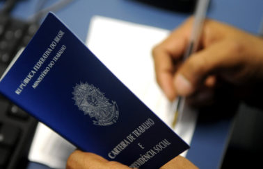 Desemprego recua para 9,3% em junho, mas número de informais é recorde, aponta IBGE