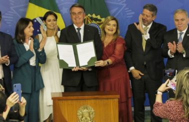 Bolsonaro sanciona lei que estabelece piso salarial de R$ 4.750 para enfermeiros