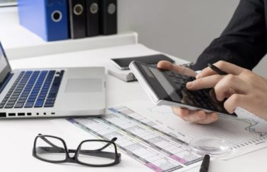 1 em cada 4 brasileiros não consegue pagar todas as contas do mês, diz CNI