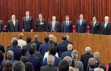 Bolsonaro e Lula ficam frente a frente durante posse de Moraes no TSE