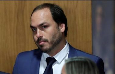 Fora da lista de convidados, Carlos Bolsonaro vai à posse de Moraes e é criticado por integrantes do TSE