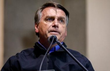 Bolsonaro fala em manter imposto zero para combustíveis e repete promessa de reajuste a servidores