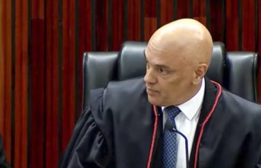 Moraes envia à PGR pedido da PF para indiciar Bolsonaro por associar vacina contra Covid à Aids