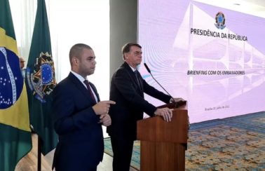 Ministro do TSE manda TV Brasil e redes sociais excluírem vídeo de reunião de Bolsonaro com embaixadores