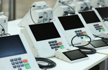 TSE volta a proibir celular, mesmo desligado, na cabine de votação