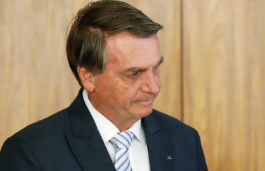 Bolsonaro questiona “qual é o problema de comprar com dinheiro vivo algum imóvel”