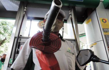 Petrobras anuncia nova redução no preço da gasolina vendida às distribuidoras