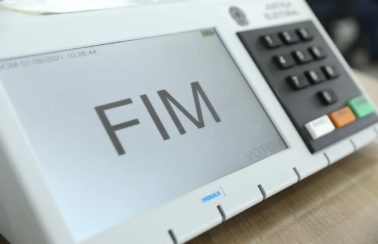 Com celulares proibidos nas cabines de votação, TSE cria ‘cola’ para ser usada pelos eleitores
