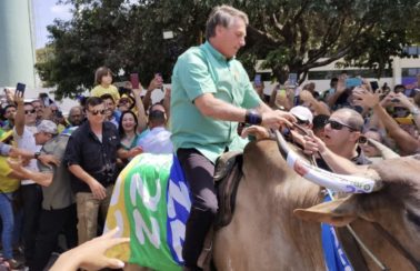 Bolsonaro monta em touro e faz comício com ataques a Lula durante agenda no Nordeste
