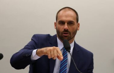 Eduardo Bolsonaro sugere adiar as eleições para pai ter direito de resposta