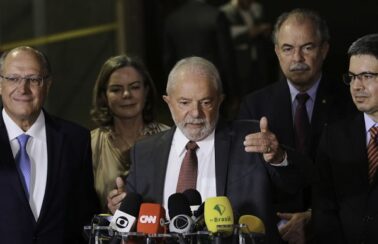 Lula diz que só definirá nomes para ministério após viagem ao Egito e Portugal