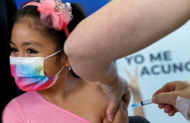 Em meio à alta de casos de Covid, apenas 5,5% das crianças de 3 a 4 anos tomaram duas doses da vacina, diz Fiocruz