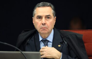 Senadores pedem impeachment de Luis Roberto Barroso, ministro do STF