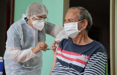 Recife começa a aplicar 5ª dose da vacina contra Covid em idosos com mais de 80 anos
