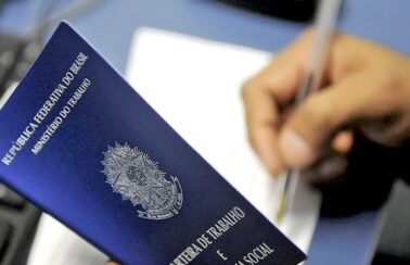 Desemprego cai para 8,3% em outubro, menor nível desde 2015, aponta IBGE