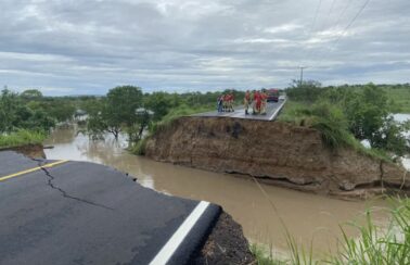 Três carros são ‘engolidos’ por cratera na rodovia SE-290 após fortes chuvas em Sergipe; uma morte foi confirmada
