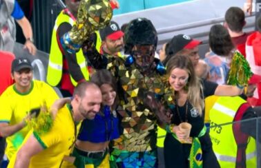 ‘Não viemos apenas assistir um jogo’, diz mulher de Eduardo após flagra no Catar