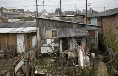Extrema pobreza bate recorde no Brasil em dois anos de pandemia, diz IBGE