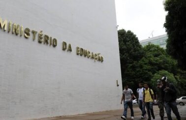 Após novos bloqueios, MEC diz que não conseguirá pagar os 14 mil residentes médicos em dezembro