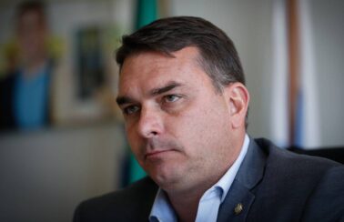 ‘Golpe militar nunca foi cogitado’, diz Flávio Bolsonaro