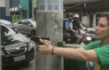 Gilmar Mendes suspende autorização do porte de arma da deputada Carla Zambelli