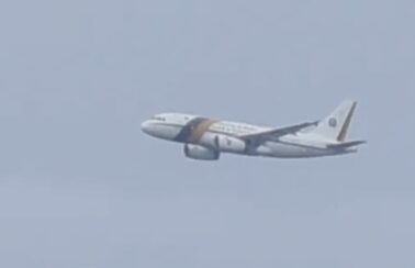 Na véspera do fim do mandato, Bolsonaro deixa o Palácio da Alvorada e embarca no avião presidencial