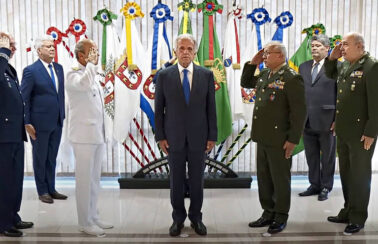 Múcio assume Defesa, promete respeito a ‘tradições militares’ e diz que Forças Armadas estão a serviço da democracia