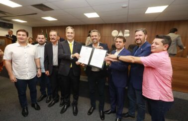 Em primeiro evento externo oficial, Elmano de Freitas sanciona Lei do Piso Salarial da Advocacia no Ceará