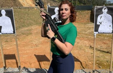 Polícia Federal cumpre mandados por busca de armas da deputada Carla Zambelli
