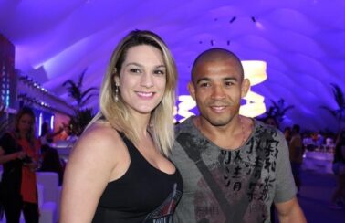 Dona de mansão onde Bolsonaro está nos EUA recebeu Auxílio Emergencial na pandemia