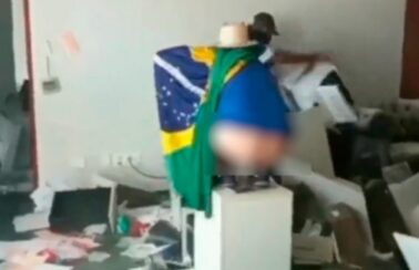 Ministro diz que vândalos urinaram e defecaram no Palácio do Planalto